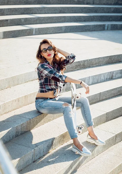 Joven Chica Morena Posando Con Monopatín Aire Libre — Foto de Stock