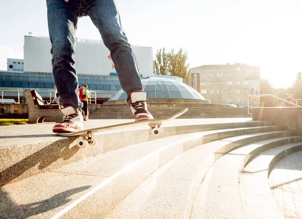 Bijgesneden Afbeelding Van Jonge Man Skateboard Rijden Stadsplein — Stockfoto