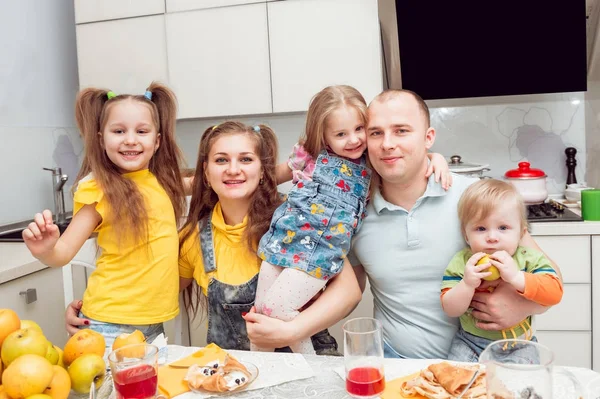 Jovem Família Alegre Divertindo Casa — Fotografia de Stock