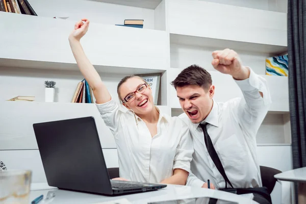 Mujer Asesora Con Hombre Negocios Celebrando Trato Cargo —  Fotos de Stock