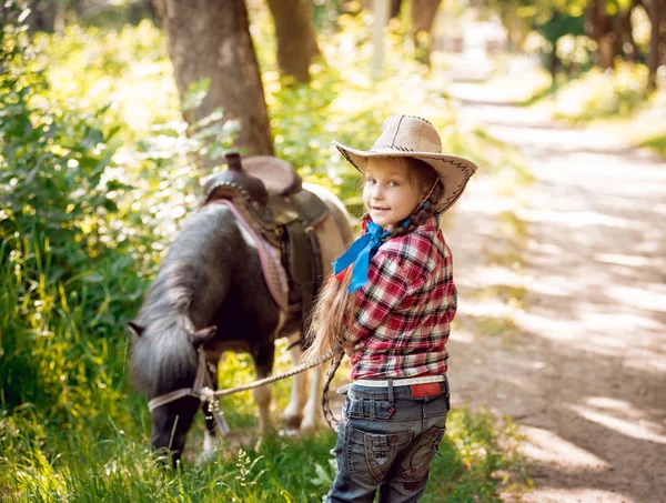 Liten Flicka Med Flätor Cowboyhatt Promenader Med Ponny Park — Stockfoto