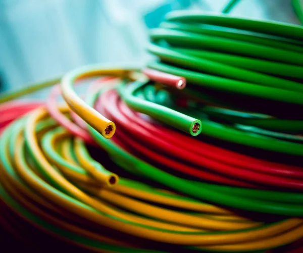 Elektrik donatımın kapatın. Çok renkli kablolar.