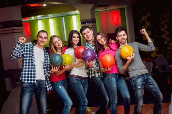 Amigos Alegres Pista Bowling Com Bolas — Fotografia de Stock