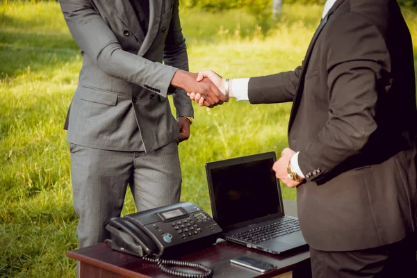 Dos Jóvenes Empresarios Multiculturales Trabajando Parque Concepto Trabajo Remoto —  Fotos de Stock