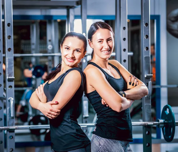 Twee Sportieve Glimlachende Vrouwen Sportschool — Stockfoto