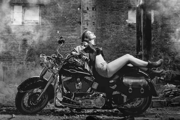 Νεαρή Ξανθιά Γυναίκα Που Ποζάρει Μοτοσικλέτα — Φωτογραφία Αρχείου
