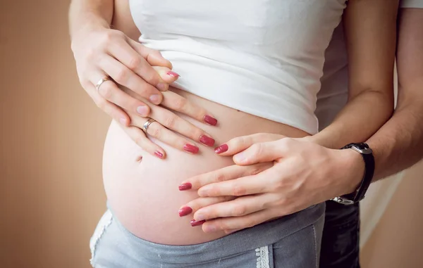 Молодая Беременная Женщина Муж Ожидании Ребенка — стоковое фото