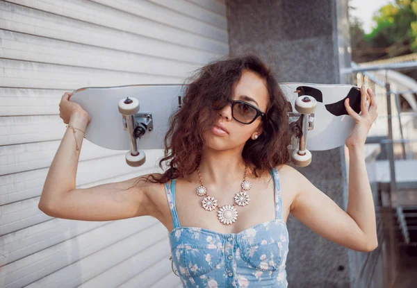 Jovem Menina Raça Mista Posando Com Skate Livre — Fotografia de Stock