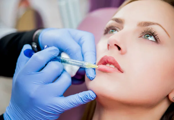 Schoonheidsspecialiste Patiënt Kliniek Voor Esthetische Geneeskunde Injectie — Stockfoto