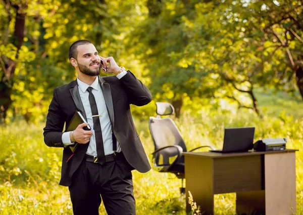 Joven Buisnessman Con Barba Trabajando Parque Concepto Trabajo Remoto — Foto de Stock