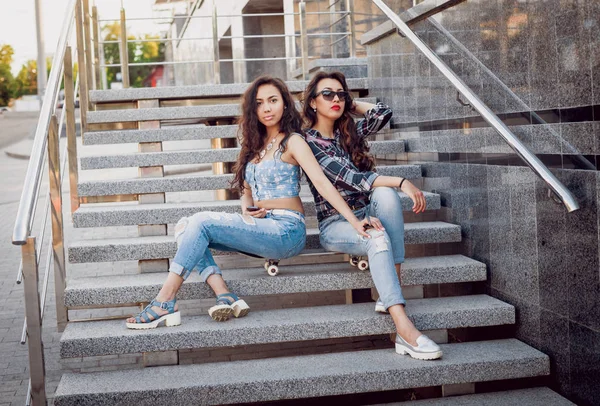 Duas Meninas Com Skate Posig Torno Cidade Divertindo — Fotografia de Stock