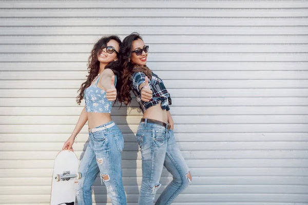 Duas Meninas Posando Com Skate Livre — Fotografia de Stock