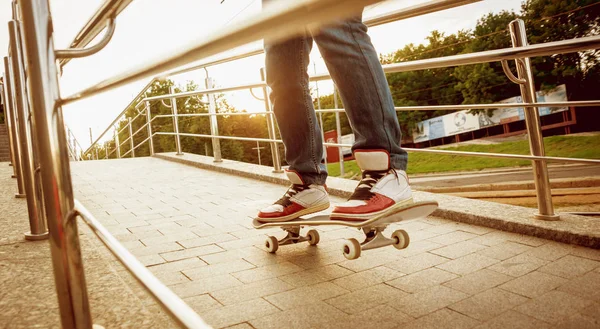 Bijgesneden Afbeelding Van Jonge Man Skateboard Rijden Stadsplein — Stockfoto