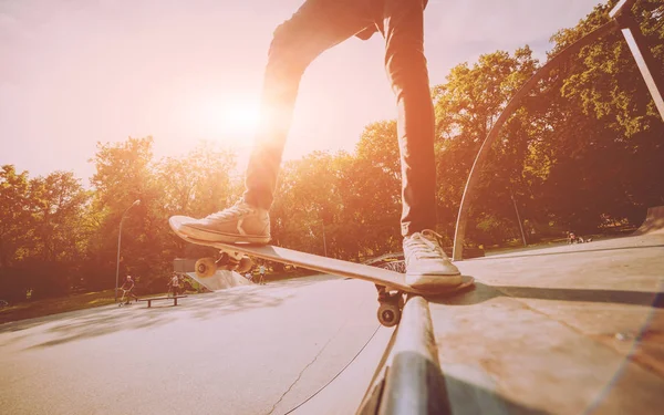 Fiatal Gördeszkás Tükköket Skate Park — Stock Fotó