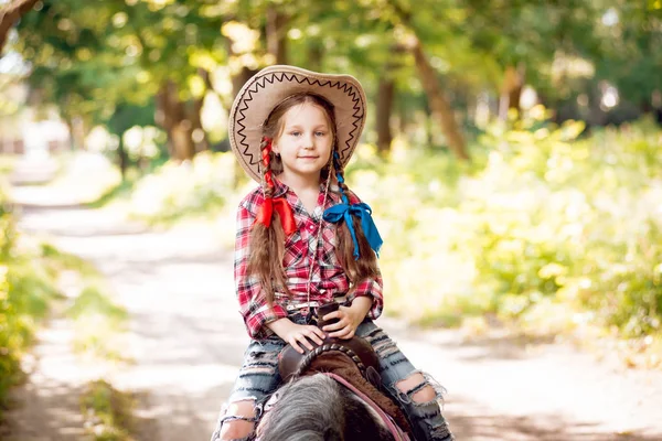 Bambina Con Trecce Cappello Cowboy Cavalcando Pony Nel Parco — Foto Stock