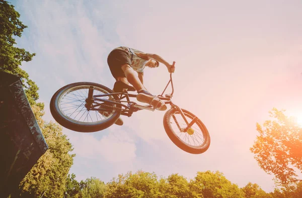 Adolescente Montando Bmx Parque Skate — Fotografia de Stock