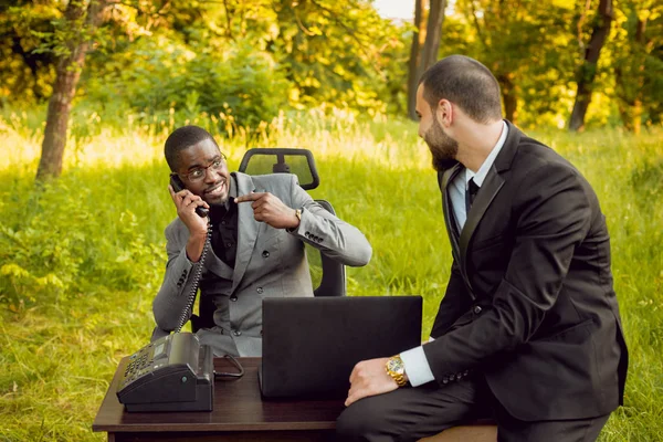 Zwei Junge Multikulturelle Geschäftsleute Bei Der Arbeit Park Konzept Der — Stockfoto