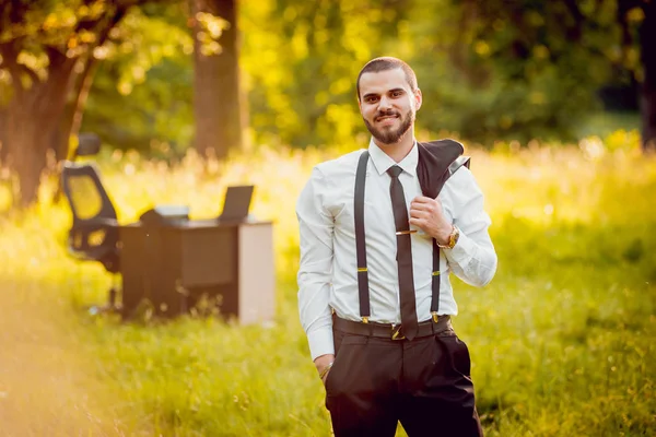 Genç işadamı park içinde işte. Uzak iş kavramı.