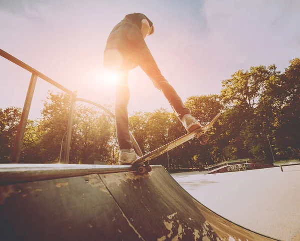 Mladý Americký Skateboardista Dělat Triky Skate Parku — Stock fotografie
