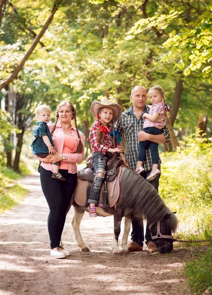 Caminhadas Familiares Alegres Com Cavalo Pônei Parque — Fotografia de Stock