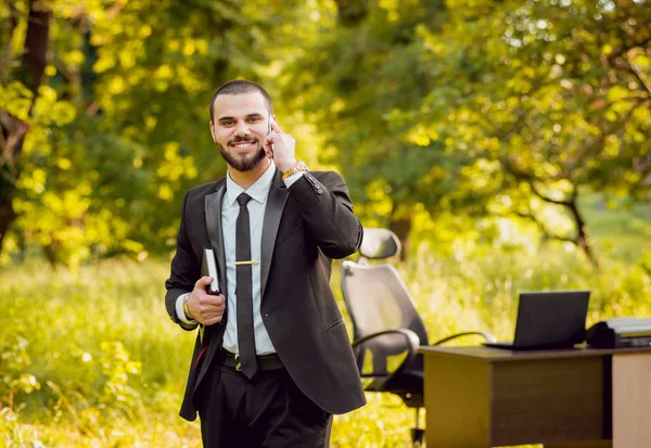 Joven Hombre Negocios Trabajo Park Concepto Trabajo Remoto — Foto de Stock