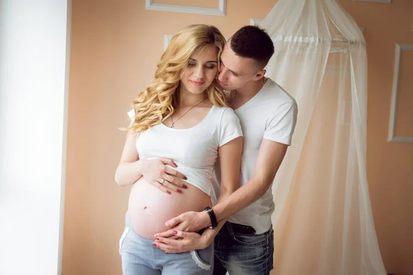 Giovane Donna Incinta Suo Marito Aspettando Bambino — Foto Stock