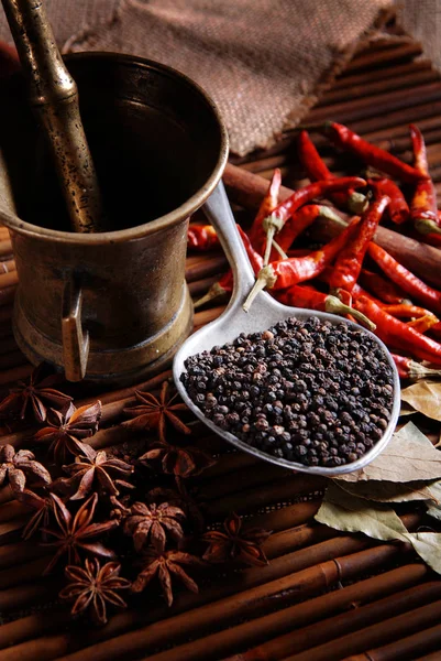 Pimienta Negra Una Cuchara Hoja Laurel Bambú — Foto de Stock