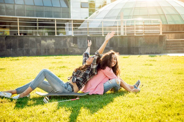 Две Молодые Девушки Смешанной Расы Повседневных Нарядах Скейтбордом Позируют Зеленой — стоковое фото