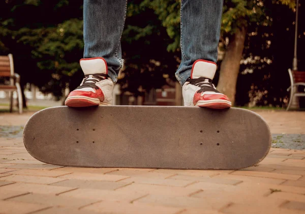 Bijgesneden Afbeelding Van Jonge Man Skateboard Rijden Stadsplein — Stockfoto