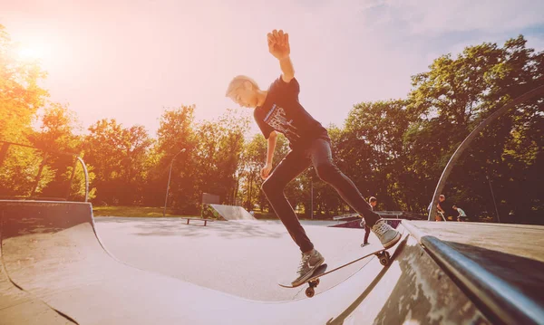 Jonge Skateboarder Doen Trucs Skatepark — Stockfoto