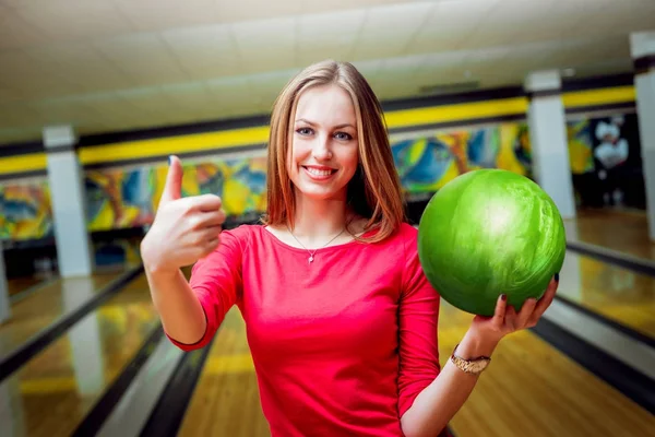 Beautiful Caucasian Girl Posing Bowling Alley Ball — Stock Photo, Image