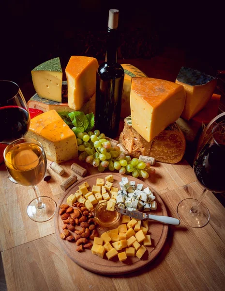 Tahta bir masada peynir ve şarap.