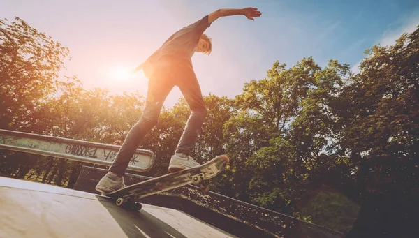 Young Skateboarder Doing Tricks Skate Park — Stock Photo, Image