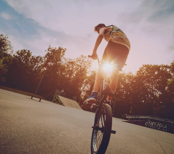 Tonåring Rider Bmx Skatepark — Stockfoto