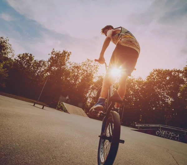 Adolescente Montando Bmx Parque Skate — Fotografia de Stock