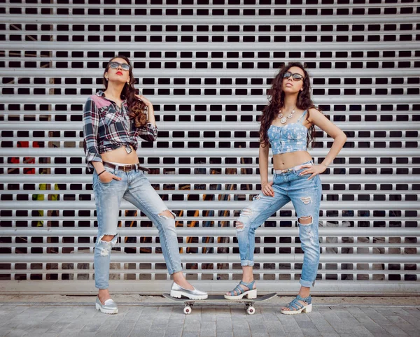 Duas Meninas Posando Com Skate Livre — Fotografia de Stock