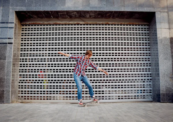 Young Man Riding Skateboard Streets — Stock Photo, Image