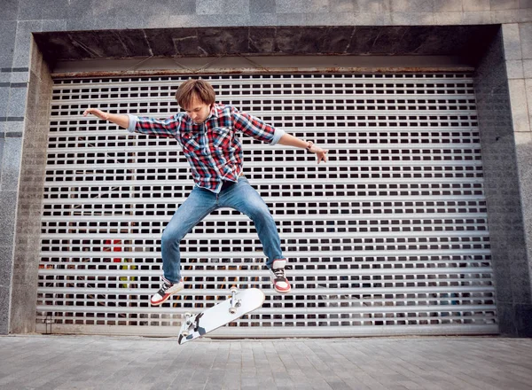 Jongeman Skateboard Rond Straten Rijden — Stockfoto