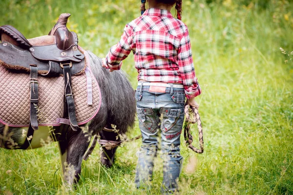 Liten Flicka Med Flätor Cowboyhatt Promenader Med Ponny Park — Stockfoto