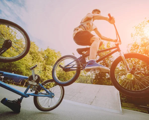 Tonåring Rider Bmx Skatepark — Stockfoto