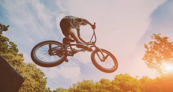 Adolescente Montando Bmx Parque Skate — Fotografia de Stock