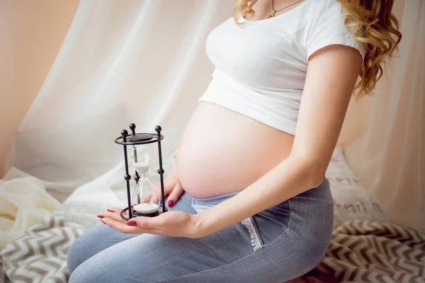 Mladá Těhotná Žena Lůžku — Stock fotografie