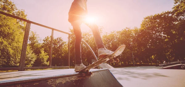 Jeune Skateboarder Faire Des Tours Dans Skate Park — Photo