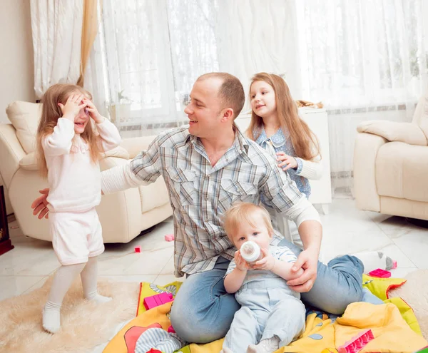 Pai Brincando Com Seus Filhos Casa — Fotografia de Stock
