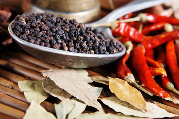 Pimienta Negra Una Cuchara Vainas Pimiento Rojo — Foto de Stock