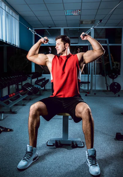 Stark Muskulös Man Göra Övningar Gymmet — Stockfoto