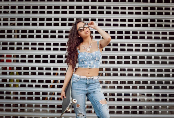 Joven Chica Raza Mixta Posando Con Monopatín Aire Libre —  Fotos de Stock