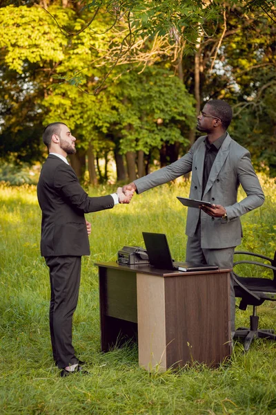 Dos Jóvenes Empresarios Multiculturales Trabajando Park Concepto Trabajo Remoto —  Fotos de Stock