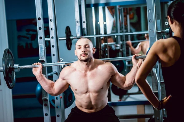 Gespierde Man Doen Oefeningen Met Dumbbell Vrouw Kijken — Stockfoto