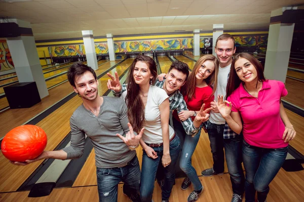 Amigos Alegres Pista Bowling Com Bola — Fotografia de Stock